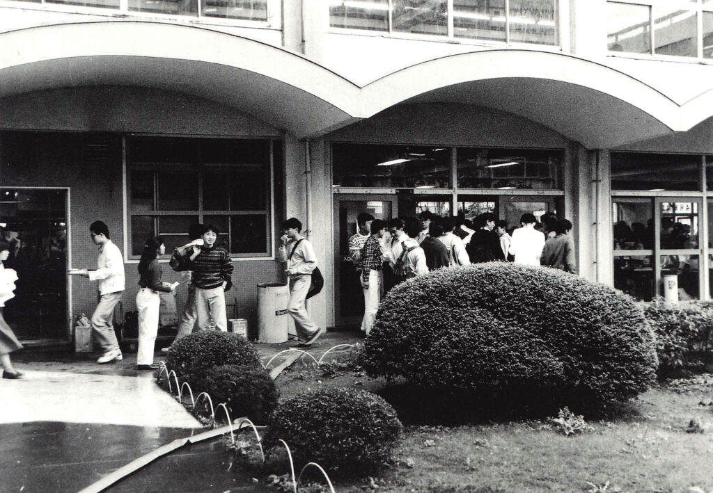 4号館学食前